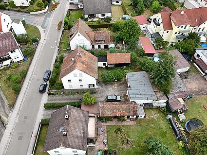 Bebaut mit 3 Garagen, Scheuen und Co.